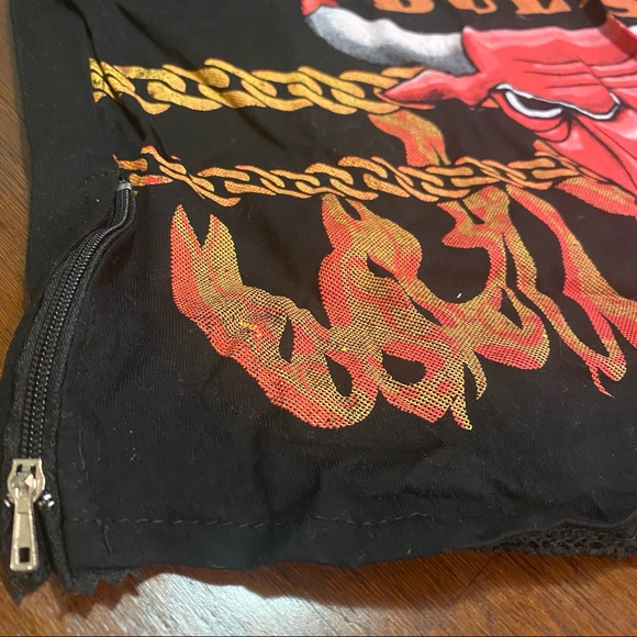 EK Kistens Men’s black shirt S/M Bulls on fire with chains - Picture 3 of 8